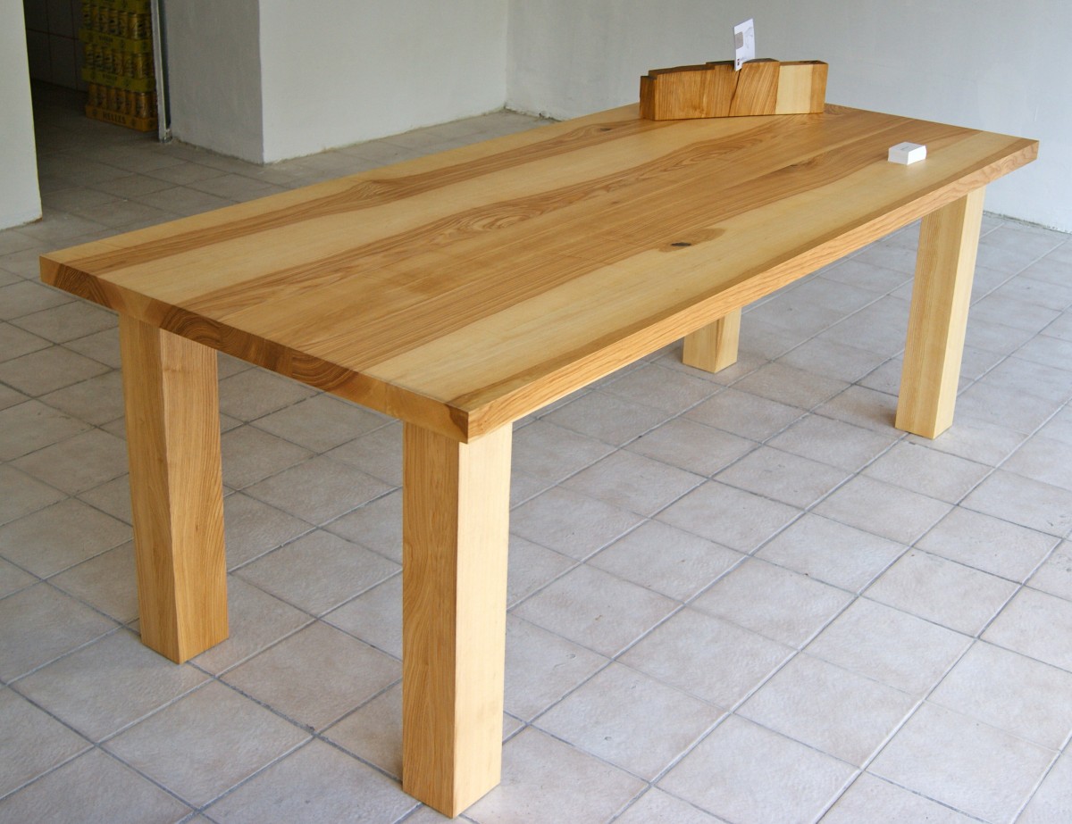 Ein Holztisch aus Braunesche